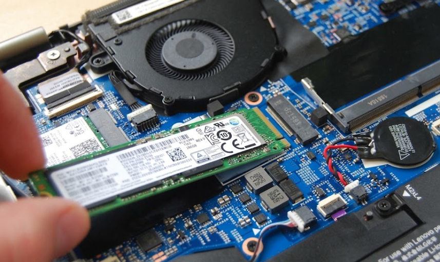 Upgrade de SSD sendo instalado em notebook em Goiânia — ganho real de desempenho